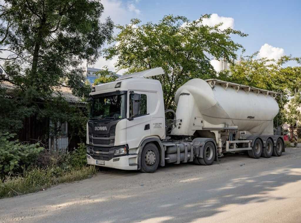 kleurplaat vrachtwagen scania v8