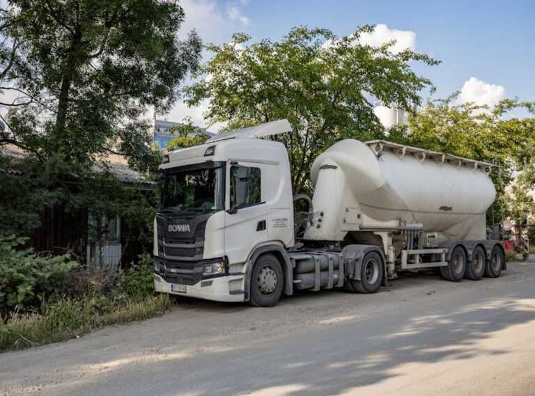 kleurplaat vrachtwagen scania v8