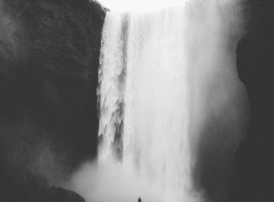 Carry the Speed in Your Pocket: Mobile Wallpapers for iOS and Android